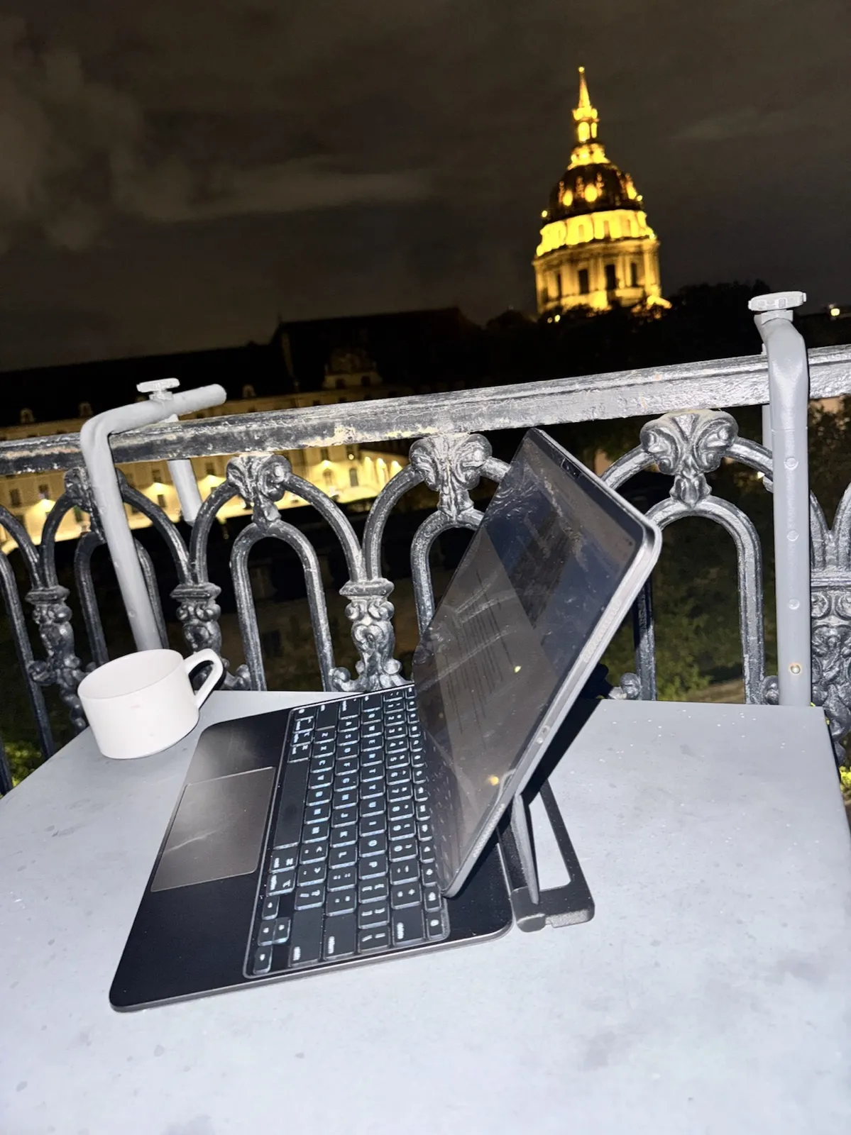 Working at night on a Paris balcony with the stabilizer installed