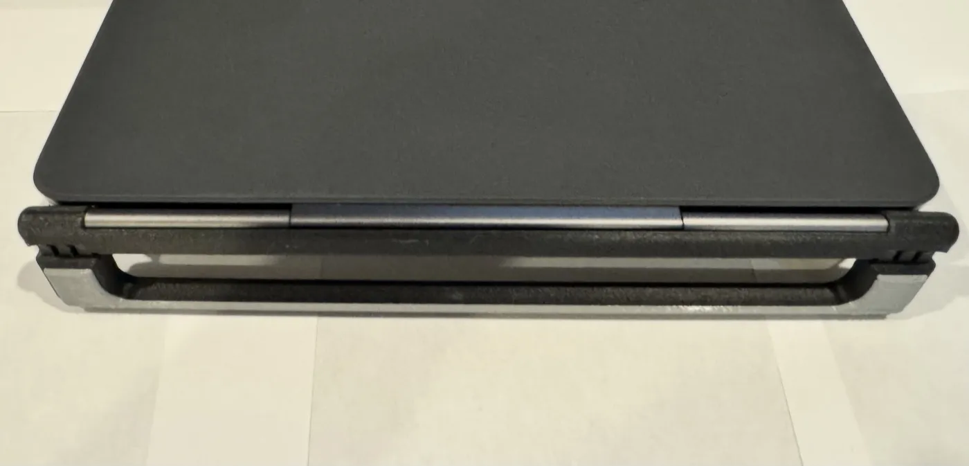 Correctly seated stabilizer, slightly taller than the keyboard spine at both ends